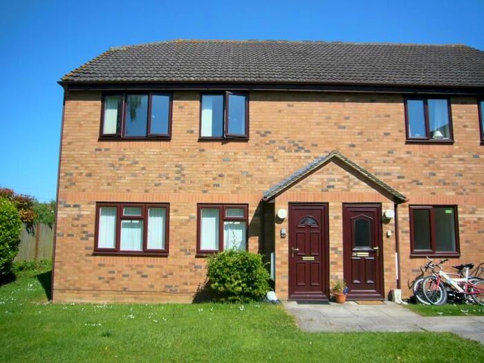 2 Bedroom Flat To Rent In The Larches, Carterton, Oxon OX18