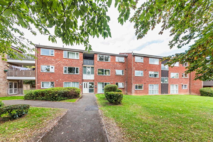 2 Bedroom Flat For Sale In Greenhill Court, Windmill Close, Banbury, OX16