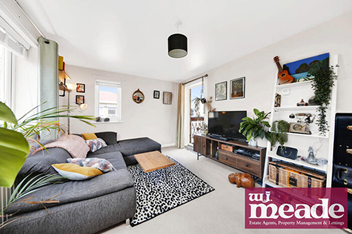 2 Bedroom Flat To Rent In Belton Way, Bow, E3