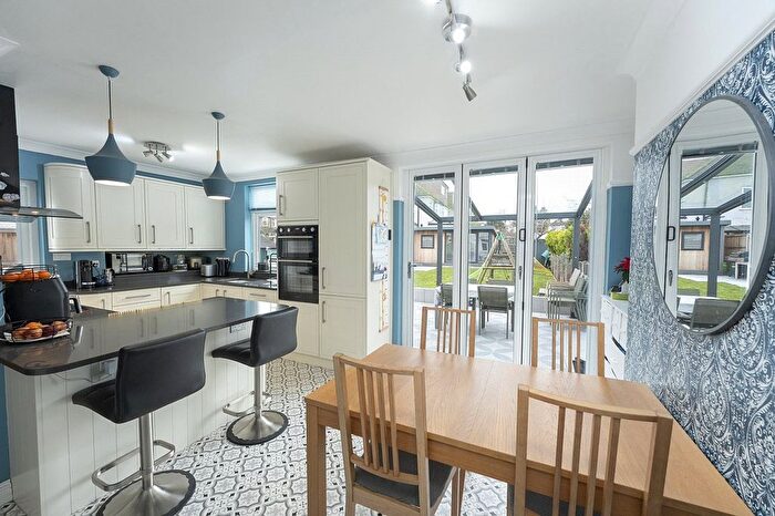 3 Bedroom Semi Detached House For Sale In Glenthorne Close, Sutton, SM3