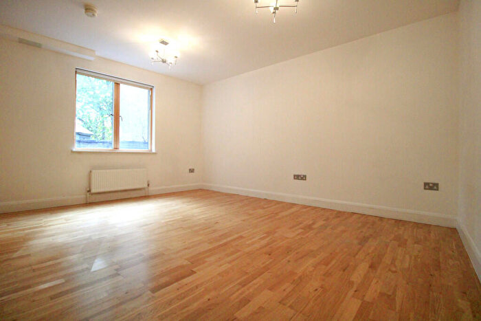 Flat To Rent In Hackney Road, London, E2
