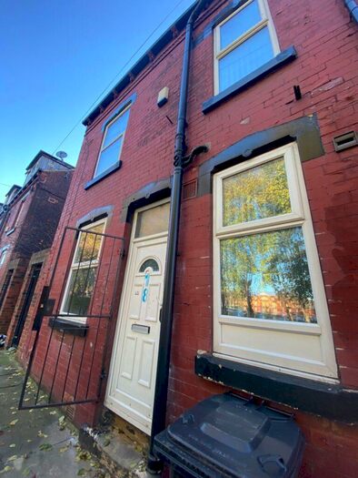 2 Bedroom End Of Terrace House To Rent In Gledhow Terrace, Harehills, Leeds, LS8