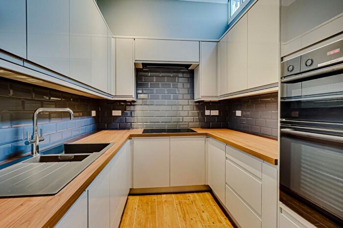 2 Bedroom Maisonette To Rent In Rayleigh Road, Essex, SS9