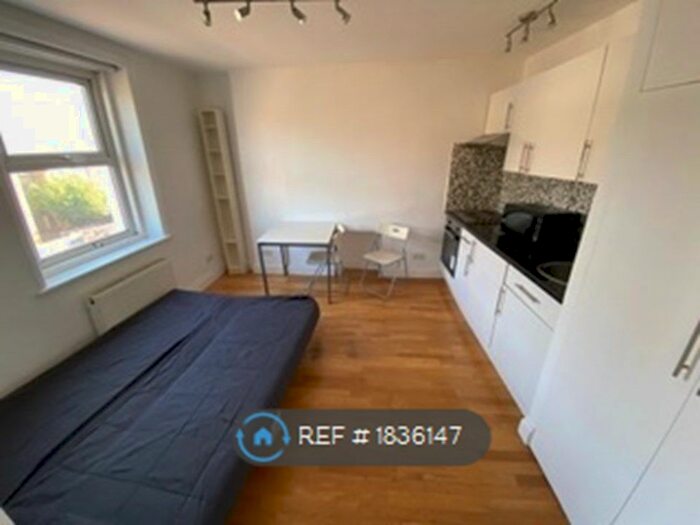 Studio To Rent In Barons Court Road, London, W14