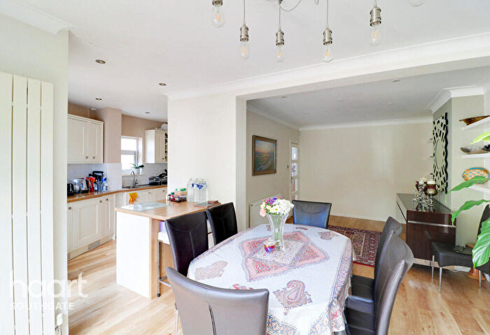 3 Bedroom Semi-Detached House For Sale In Shamrock Way, London, N14