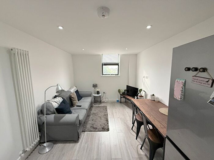 2 Bedroom Flat To Rent In Balham High Road, London, SW12