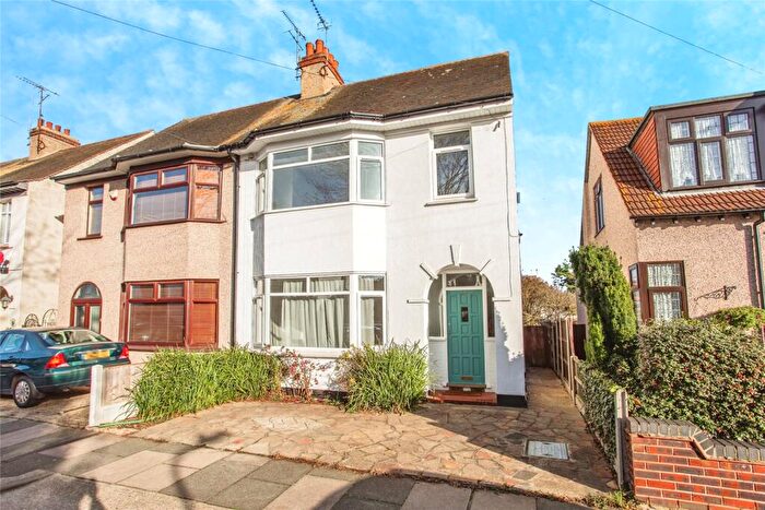 3 Bedroom Semi Detached House For Sale In Tunbridge Road, Southend-on-Sea, Essex, SS2