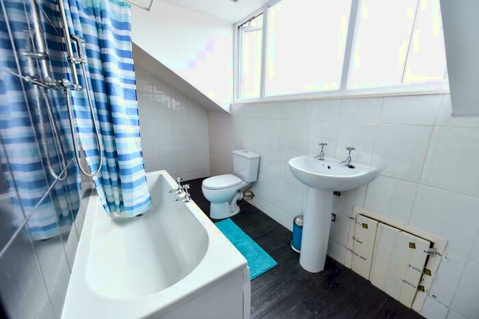 3 Bedroom Terraced House To Rent In School View, Hyde Park, Leeds, LS6