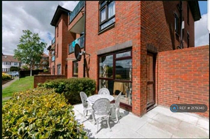 3 Bedroom Flat To Rent In Whitefriars Court, London, N12