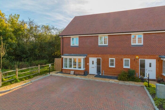 4 Bedroom Semi-Detached House For Sale In Fairall Close, Harrietsham, ME17