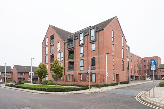 1 Bedroom Flat For Sale In Marine Crescent, Ilford, IG6
