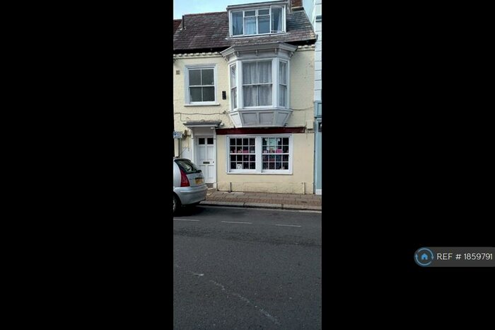 1 Bedroom Flat To Rent In Upper St James' Street, Newport, PO30