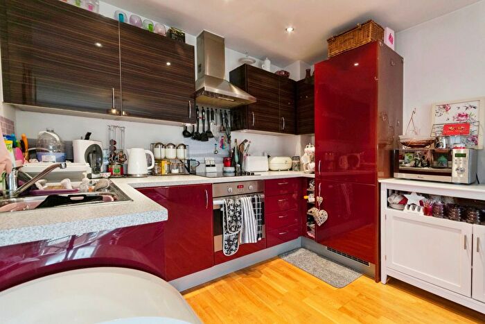 2 Bedroom Flat For Sale In Walsworth Road, Hitchin, Hertfordshire, SG4