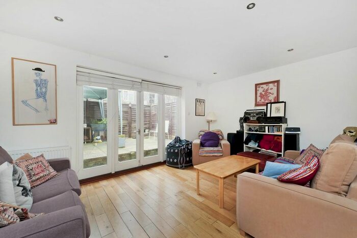 2 Bedroom Flat To Rent In Rattray Road, London, SW2