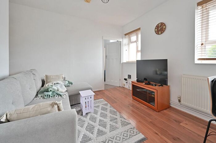 1 Bedroom Flat To Rent In South Oxhey, Bushey, WD19