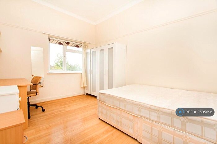 5 Bedroom Flat To Rent In Parson Street, Hendon, NW4