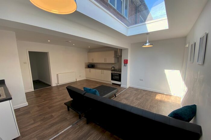 6 Bedroom Terraced House To Rent In Alexandra Crescent, Beeston, NG9