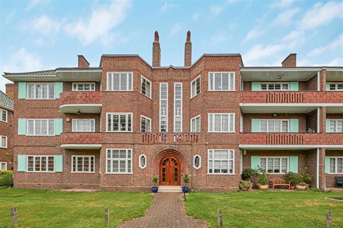 2 Bedroom Flat For Sale In Roehampton Close, Barnes, SW15