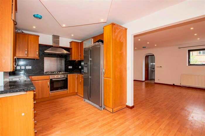 3 Bedroom Link Detached House To Rent In Chevalier Grove, Crownhill, Milton Keynes, MK8