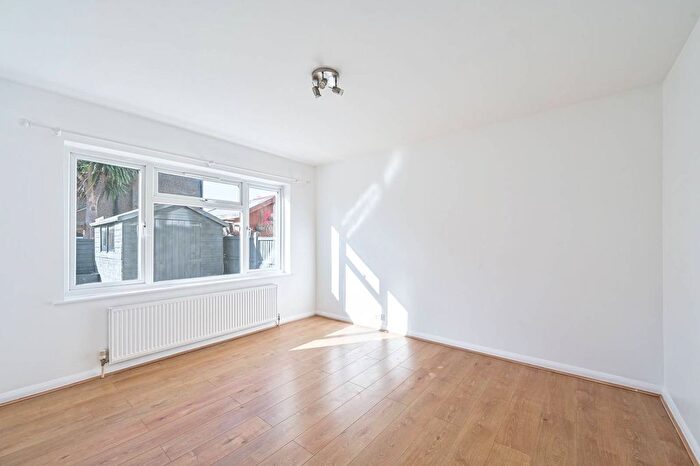 2 Bedroom Flat To Rent In Park Court, North Finchley, London, N12