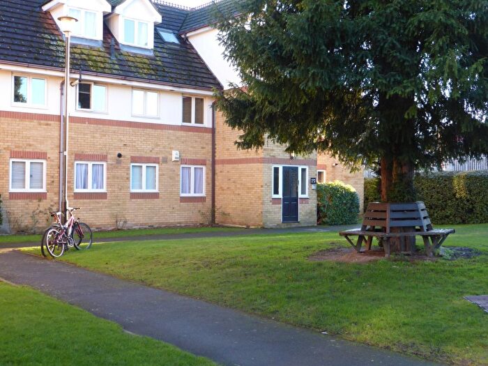 2 Bedroom Flat For Sale In Burn Close, Addlestone, KT15