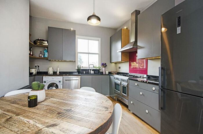 2 Bedroom Flat To Rent In Malvern Road, London Fields, London, E8