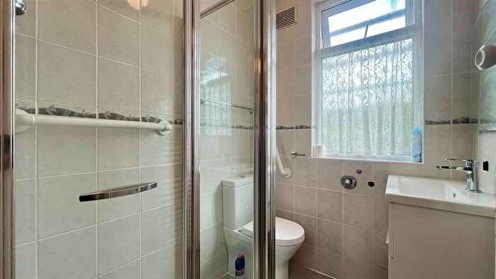 2 Bedroom Detached Bungalow To Rent In Benhilton Gardens, Sutton, SM1