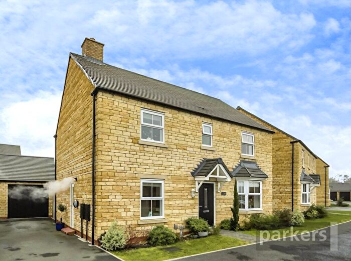 4 Bedroom Detached House For Sale In Woodpecker Way, Witney, Oxfordshire, OX28