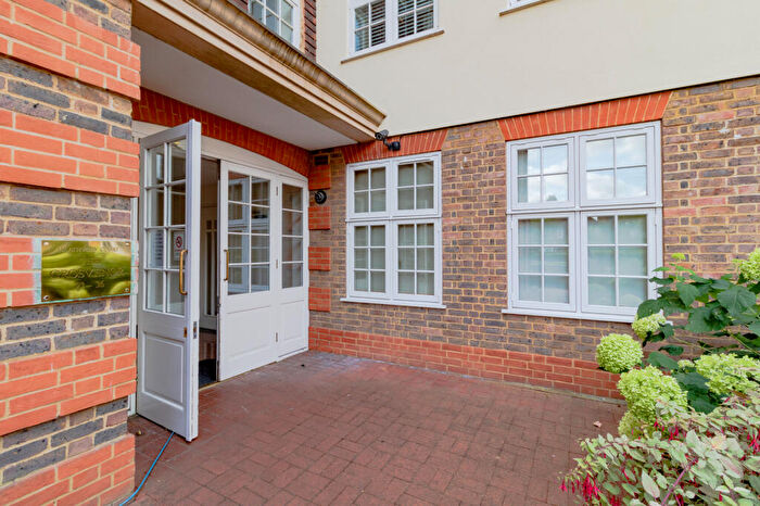 2 Bedroom Apartment To Rent In Heathview Court, Corring Way, Hampstead Garden Suburb, NW11