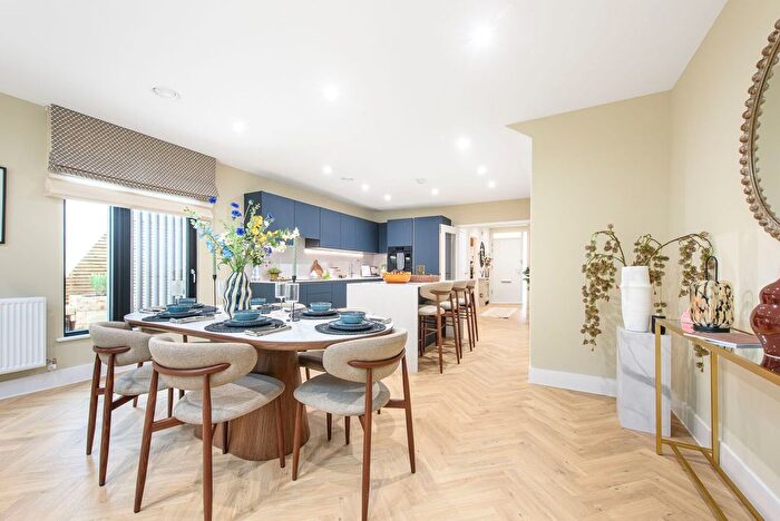 4 Bedroom Houseboat For Sale In Hendon Waterside, Hendon, NW9