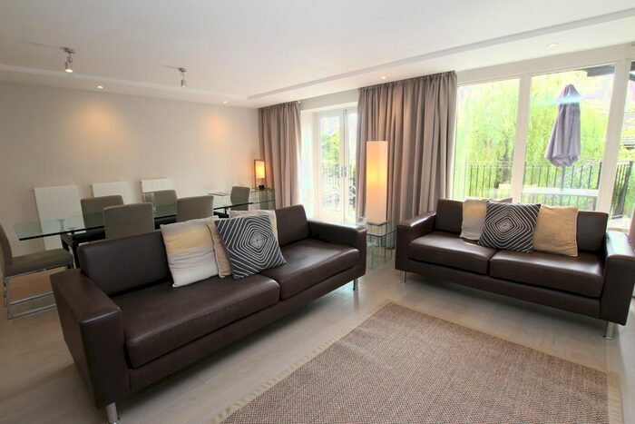2 Bedroom Flat To Rent In Cavendish Crescent South, The Park, Nottingham, NG7