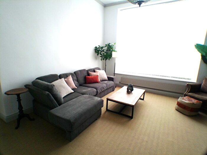 2 Bedroom Flat To Rent In Arundel Court, Ladbrooke Grove, W11