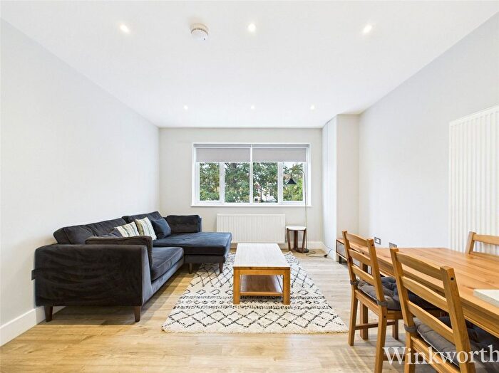 2 Bedroom Flat To Rent In Whitehall Gardens, London, Uk, W3