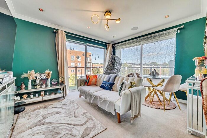 2 Bedroom Flat To Rent In Canalside, Redhill, Surrey, RH1