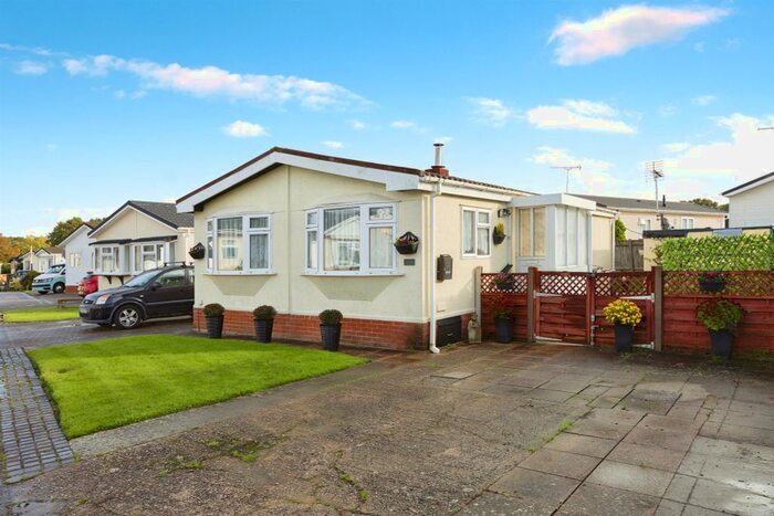2 Bedroom Park Home For Sale In Woodlands Park, Biddenden, Ashford, TN27