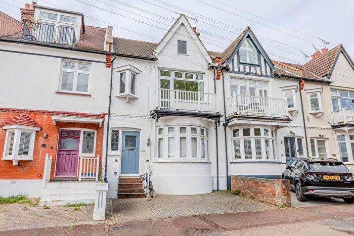 2 Bedroom Flat For Sale In Hillside Crescent, Leigh-On-Sea, SS9
