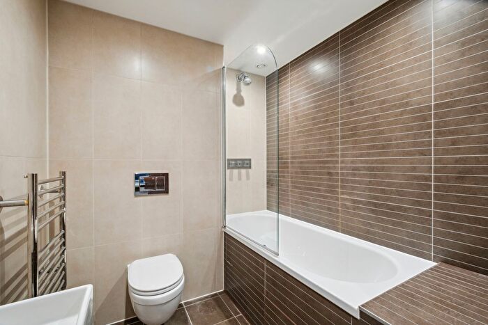 2 Bedroom Flat To Rent In Burnelli Building, Queenstown Road, SW11
