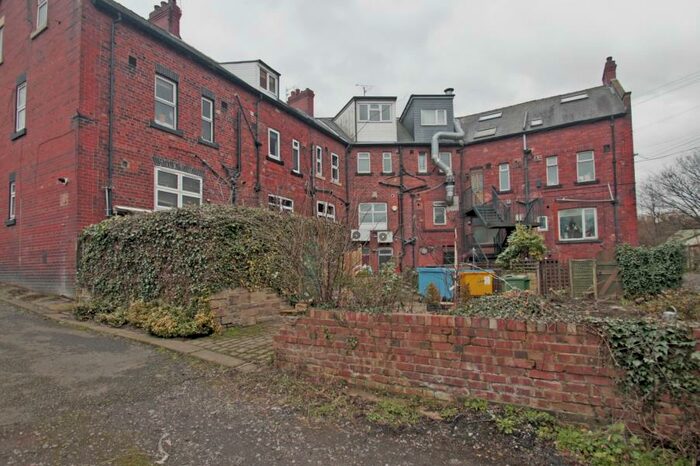 2 Bedroom Flat To Rent In Kirkstall Lane, Kirkstall, Leeds, LS5