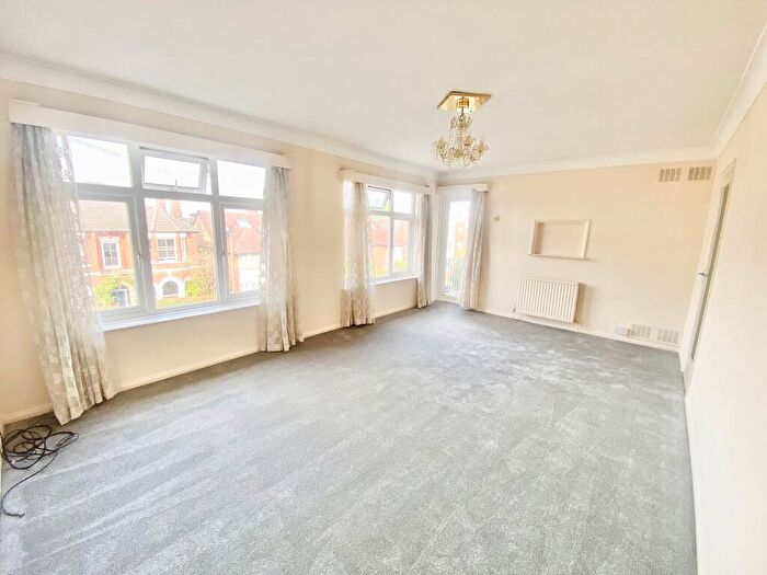 2 Bedroom Flat To Rent In Warwick Road, EN5