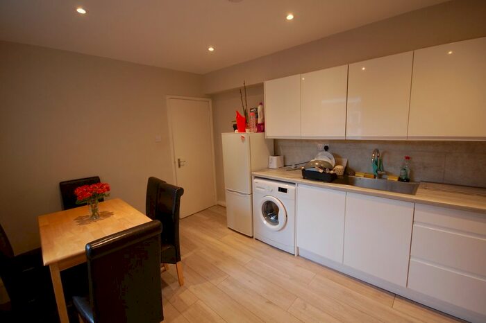 2 Bedroom Flat To Rent In The Vale, London, W3