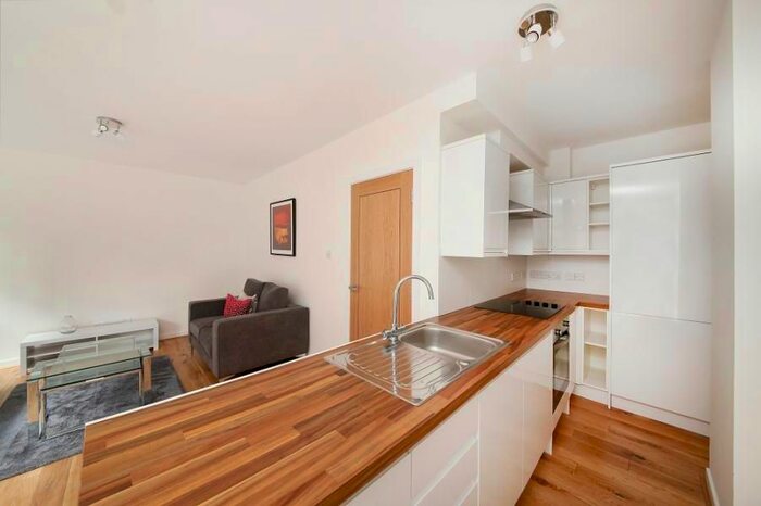2 Bedroom Flat To Rent In Hackford Road, London, SW9