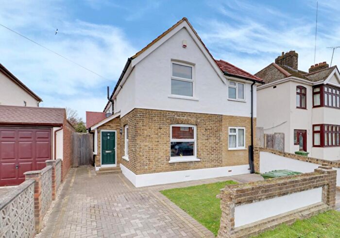4 Bedroom Detached House For Sale In Spencer Road, Rainham, RM13