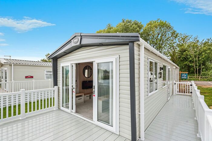2 Bedroom Mobile/park Home For Sale In Broadway Lane, South Cerney, Cirencester, GL7