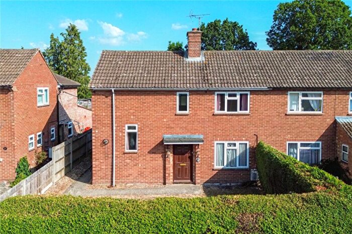 3 Bedroom Semi Detached House For Sale In Gravelly Close, Tadley, Hampshire, RG26