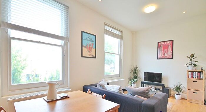 3 Bedroom Flat To Rent In Hartham Road, London, N7