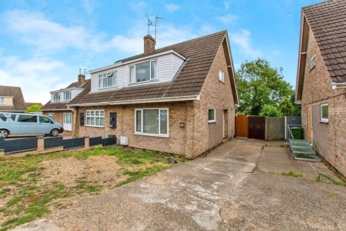 3 Bedroom Chalet For Sale In Badger Close, Yaxley, Peterborough, PE7