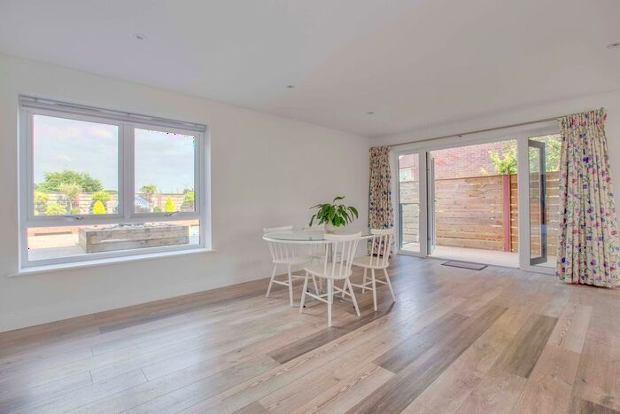 2 Bedroom Flat To Rent In Chenies Mews, Little Chalfont, HP7