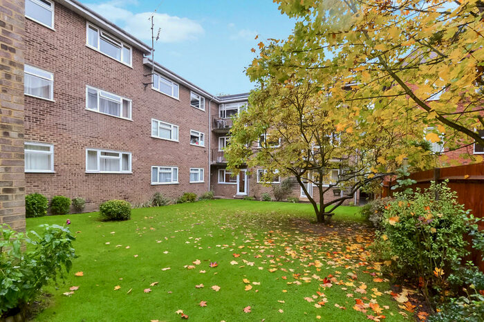 1 Bedroom Apartment To Rent In Lovelace Gardens, Surbiton, KT6