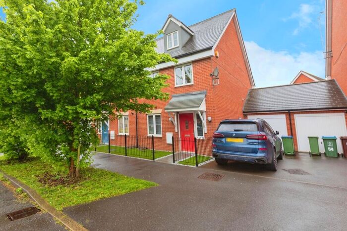 3 Bedroom Semi Detached House For Sale In Moorcroft Lane, Aylesbury, HP18