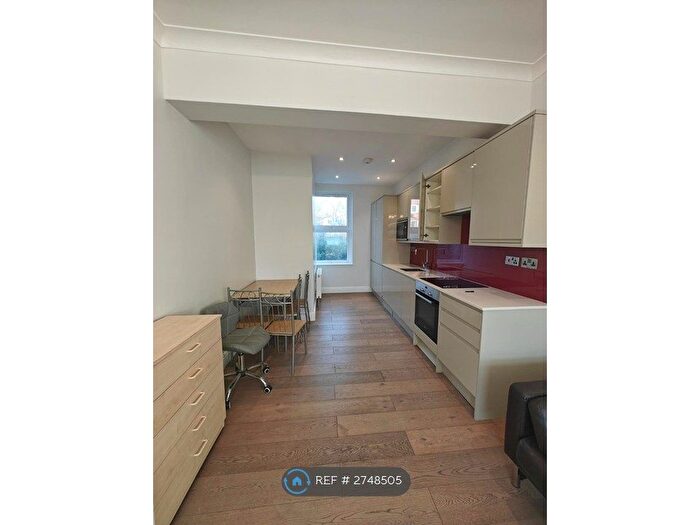 3 Bedroom Flat To Rent In Median Road, London, E5